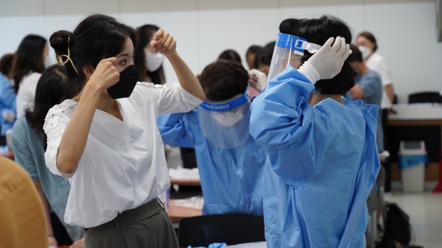여채원 인천시 감염병관리지원단 주임연구원이 지난 14일 인천고령사회대응센터 장기요양요원센터가 마련한 ‘감염병예방관리’ 교육 강사로 나서 개인보호구 착·탈의 실습을 돕고 있다.