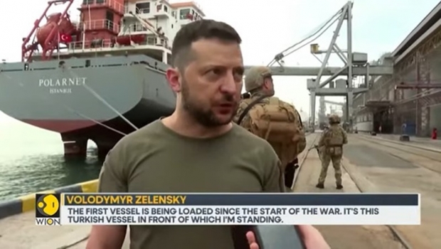 이 항구를 방문한 볼로디미르 젤렌스키(Volodymyr Zelensky) 우크라이나 대통령(위 사진)은 튀르키예와 유엔으로부터 (수출을) 재개할 수 있다는 연락을 기다리고 있다고 말했다. 러시아와 우크라이나는 지난 22일 튀르키예와 유엔을 중개역으로 수출 재개 합의문에 서명했었다. / 사진 : 뉴스사이트 WION비디오 캡처