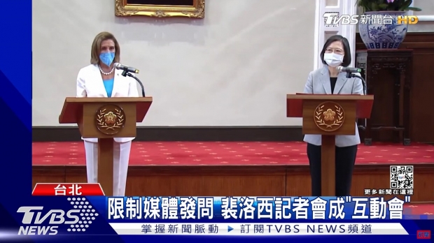 전쟁은 장기화될 수 있고, 중국을 장기간에 걸쳐 국제적인 왕따(pariah)로 만들고, 중국 경제를 죽일 수도 있다. 인민해방군이 승리한다면, 중국의 당국에 분개하는 수백만 명의 대만 사람들이 살고 있는 거대한 대만 섬을 점령하게 될 것이며, 그것은 엄청난 재앙이 될 것이라는 것을 베이징의 똑똑한 사람들은 알 것이다. / 사진 : 펠로시 하원의장과 차이잉원 대만 총통, 타이베이,/ 현지 TVBS 뉴스 비디오 캡처