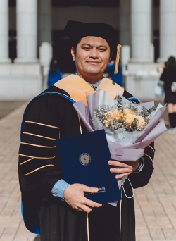 엘리아잘 페니튼 박사. 지난 2월 삼육대 2021학년도 전기 학위수여식을 마치고 교내에서 기념사진을 찍고 있다.