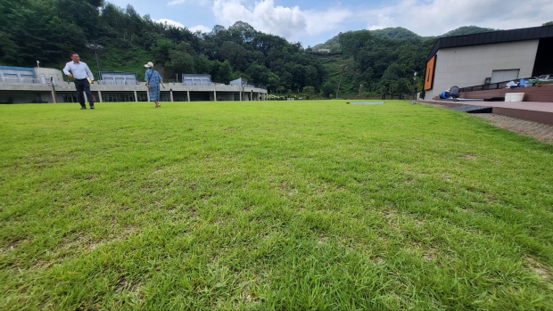 4층옥상과 산책로 연결된 1,200평의 천연잔디와 야외놀이터 겸 공연훈련장