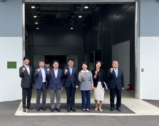 조주현 중소벤처기업부 차관의 포항 배터리 규제자유특구 방문: 좌측부터 박인환 경북도 4차산업기반과장, 백운만 대구경북지방중기청장, 이장식 포항시 부시장, 조주현 중기부 차관, 이달희 경북도 경제부지사, 권혜린 중기부 규제자유특구단장, 하인성 경북테크노파크 원장