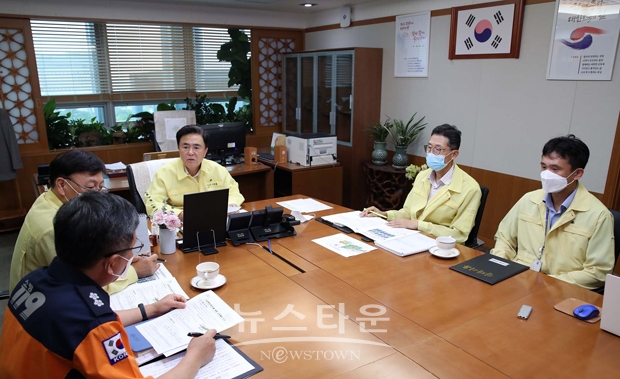김태흠 충남도지사가 8월 10일 도청 집무실에서 재난안전실과 소방본부 등 재난안전 관련 실국장에게 집중호우 대비 상황을 보고받고 대응책을 논의했다.
