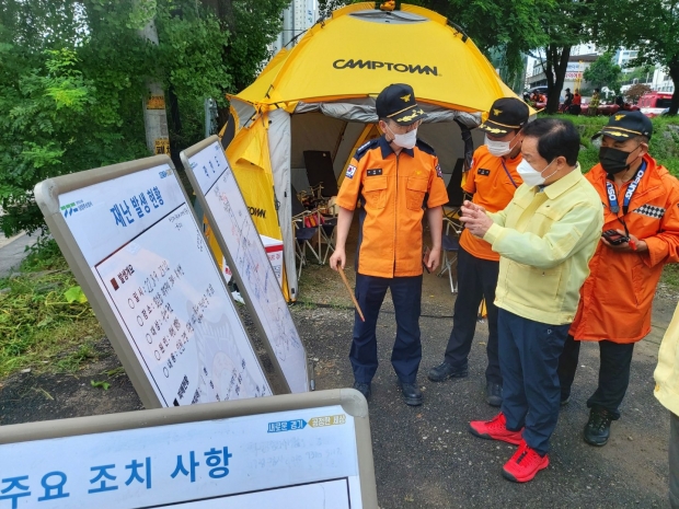 주광덕 남양주시장, 실종자 조기 수색 총력 대응(사진2_수색 상황을 보고받는 주광덕 남양주시장)