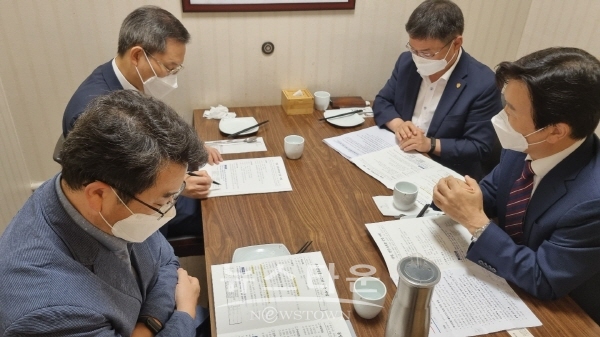 조규일 진주시장, 권순기 경상국립대 총장,                  이종호 과학기술정보통신부 장관, 권현준 거대공공연구정책관