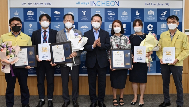 유정복 인천광역시장이 23일 시청 접견실에서 베스트(BEST) 시정상을 시상하고 있다.