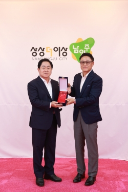 주광덕 남양주시장(왼쪽)과 이철우 인수위원장(오른쪽)