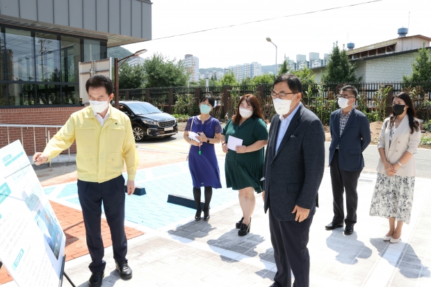 주낙영 경주시장이 25일 여성행복드림센터 건립현장을 방문해 공사현장을 점검하고 있다.