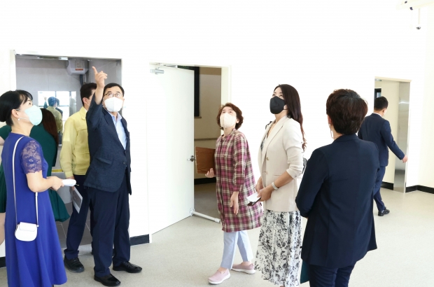주낙영 경주시장이 25일 12월 개관을 앞둔 여성행복드림센터 입주 예정 관계자들과 운영방안 등을 논의하고 있다