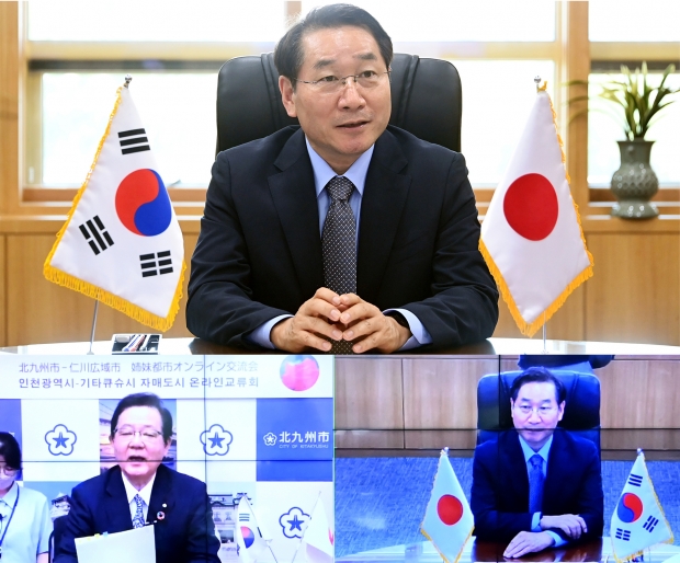 유정복 인천광역시장이 26일 시청 접견실에서 온라인으로 일본 키타큐슈시 기타하시 겐지 시장과 양 도시간 협력방안을 논의하고 있다.