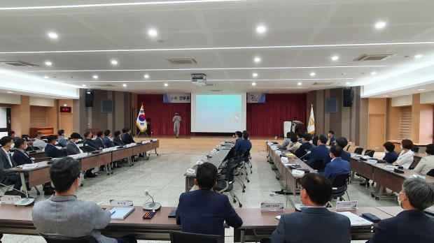 간부공무원 인권교육에서 박해구 교수의 강의를 경청하고 있다.