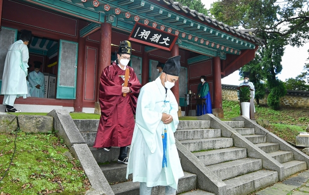 김병수 김포시장이 31일 오후 감정동 인근 우저서원에서 조헌 선생에게 시장 취임을 알리는 고유제를 지내는 모습이다.