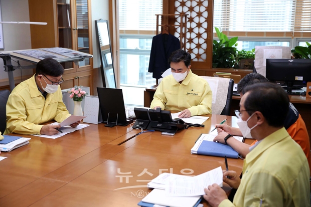 김태흠 충남도지사가 9월 6일 충남도청 집무실에서 이정구 재난안전실장 등 도 관련 실국장으로부터 제11호 태풍 ‘힌남노’ 대처 상황을 보고받고 피해 복구 등 후속 조치를 논의했다.