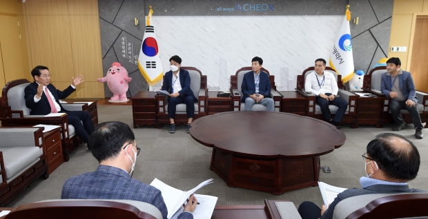 유정복 인천광역시장이 14일 시청 대접견실에서 열린 '제2차 집단민원과 소통의 날'에서 인천총연합회 등 주민단체 민원인들과 대화를 하고 있다.