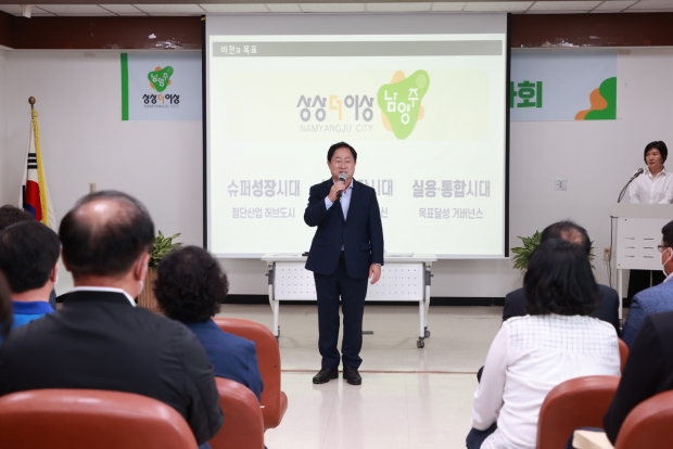 양정동 방문인사회에서 인사하고 있는 주광덕 남양주시장