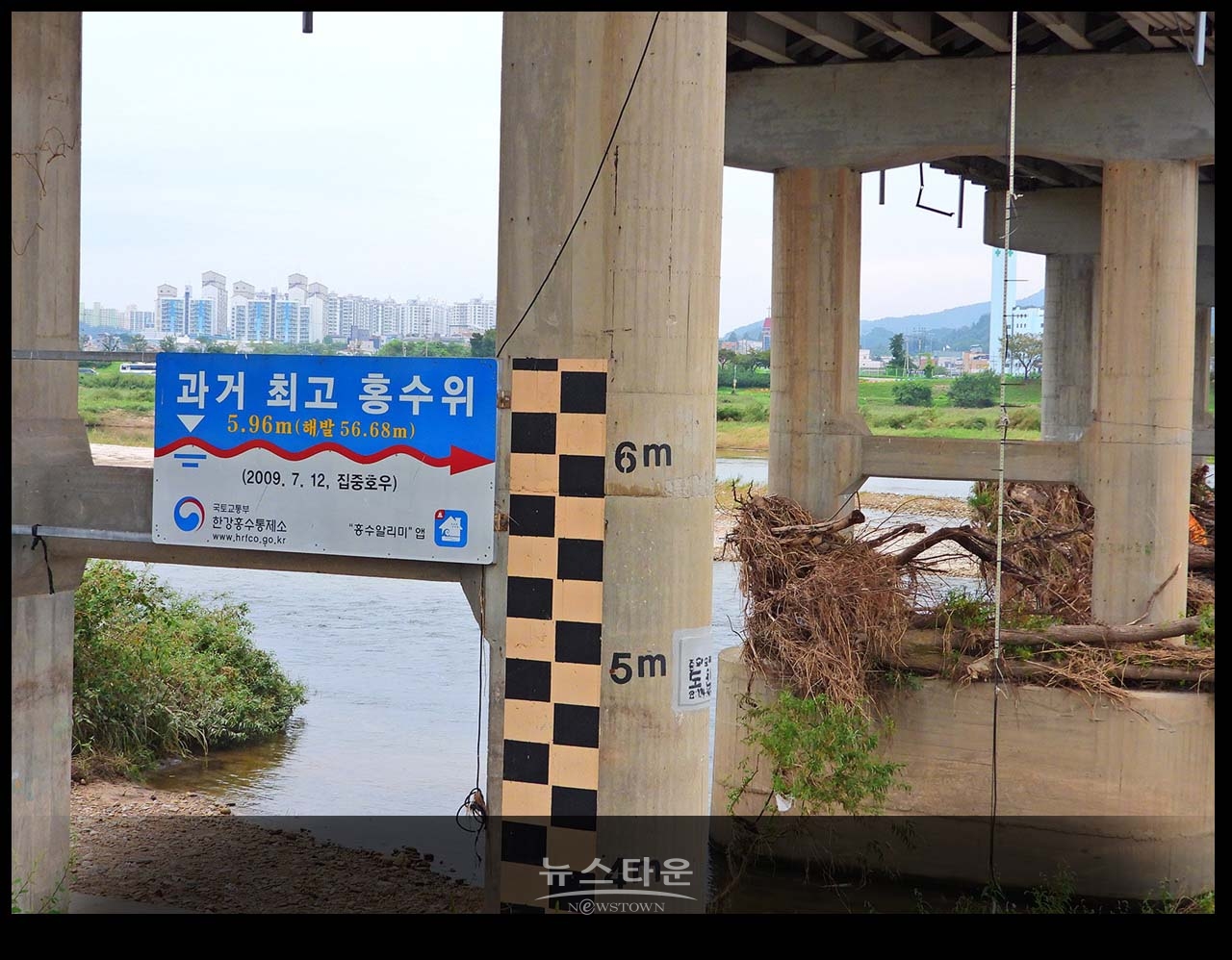 문막교 교각이 장마 잔해물의 적재장인가?