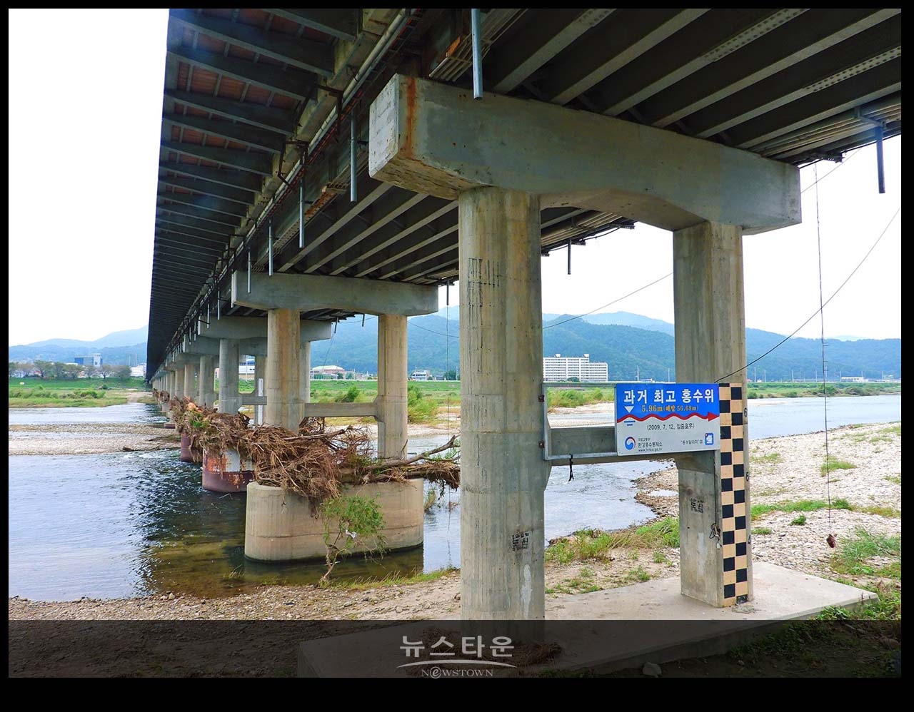 문막교 교각이 장마 잔해물의 적재장인가?