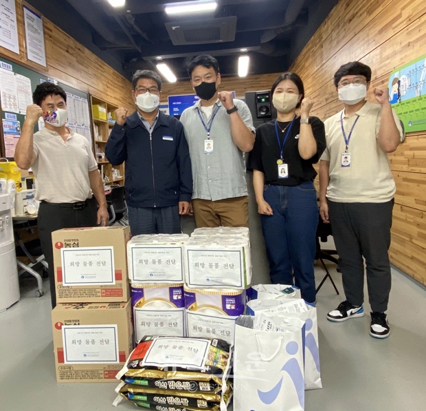 아산시시설관리공단이 지난 9월 14일 아산시 관내에 거주중인 중증 교통사고 피해 가정을 방문하여 ‘희망물품’을 전달했다. 희망물품은 올해 두 번째 지원활동으로 마을버스를 운영 중인 공단 공영버스팀 직원들의 자발적인 기부금으로 마련됐다.