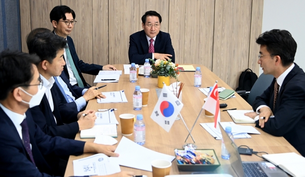 ▲유정복 인천광역시장이 16일 싱가포르 코트라 무역관을 방문해 현지 경제현황을 브리핑 받고 있다.