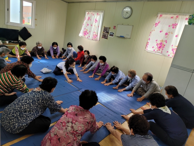 경주시보건소가 20일 월성동 지역 경로당에서 어르신들을 대상으로 찾아가는 건강교실을 운영하고 있다.