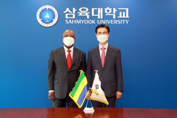 오른쪽부터 삼육대 김일목 총장, 카를로스 분구 주한 가봉대사