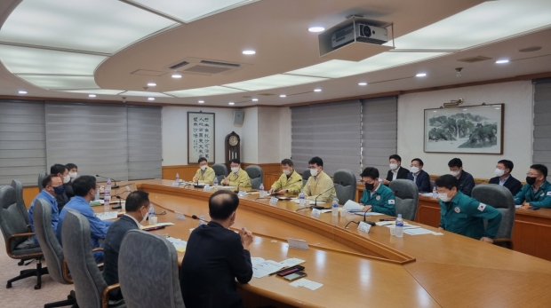 철강관리공단 회의실에서 5개사 피해 중소기업 관계자와 애로사항 청취 간담회 하는 모습