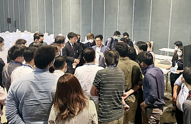 셀론텍 TOSSM & APKASS 2022 ‘카티필’ 워크숍(자료제공=셀론텍)설명: (사진 가운데) 우이 라이 호크 싱가포르 아일랜드정형외과 전문의가 ‘카티필’ 모형을 들어 관절연골 손상 치료방법에 대해 설명하는 모습
