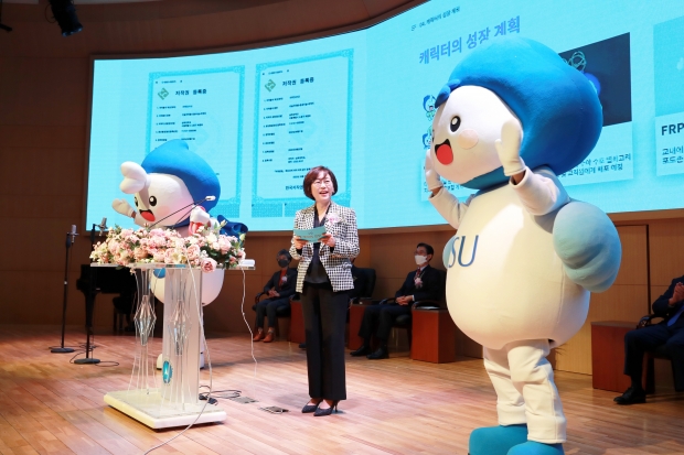 신지연 대외협력처장 공식 캐릭터 선포. 수야(왼쪽)와 수호(오른쪽)