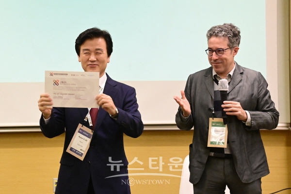 UCLG 국제문화상 특별상인 ‘주목할 만한 실천상’을 수상한 조규일 진주시장