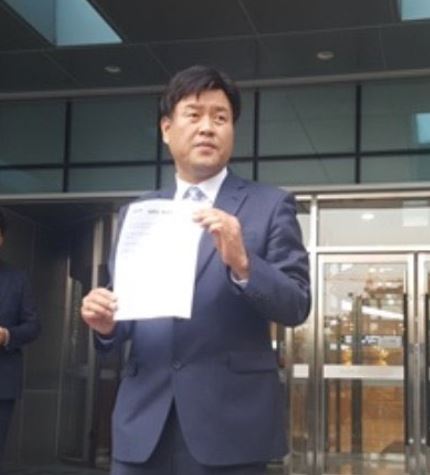 이재명 신체를 검증한 의료진의 소견결과를 브리핑하고 있는 김용