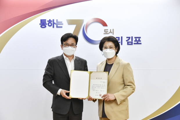 김포시는 14일 시청 소속 현업근로자(320명)의 산업재해 예방 및 건강보호 조치를 위해 안형숙 뉴고려병원 센터장을 ‘산업보건의’로 위촉했다.