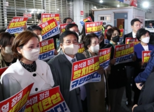 19일 검찰의 압수수색을 방해하는 민주당원들