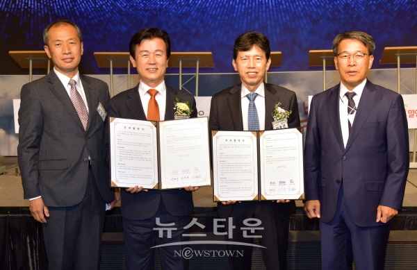 왼쪽부터 김성일 기업유치단장, 조규일 진주시장, 최용준 (주)캐스 대표이사, 박민수 (주)캐스 사장