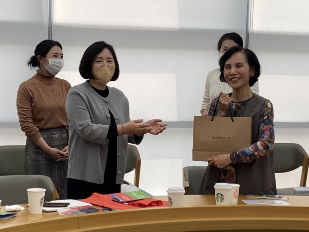 간담회 사진(오른쪽 이영실 수석사서)