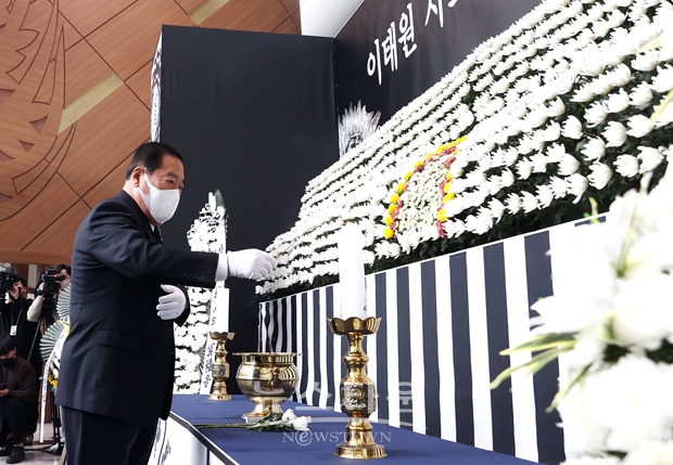 충청남도의회 조길연 의장이 10월 31일 오후 충남도청 본관 1층 로비에 설치된 이태원 사고 사망자 합동분향소를 찾아 조문했다.