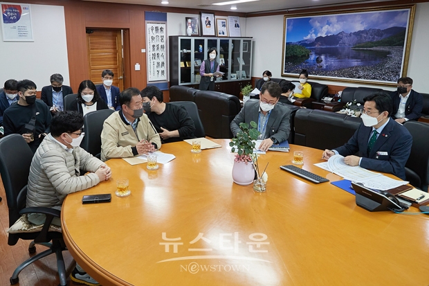 박경귀 아산시장이 지난 10월 31일 시장과 시민의 직접 소통 창구인 ‘아산형통’을 통해 민원을 청취하고 함께 해결방안을 모색했다. 10월 15일까지 접수된 19건의 신청 민원 중 지역 현안 3건과 장기 민원 1건이 안건으로 채택됐다.