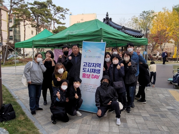 손하트 포즈를 취하며 기념촬영하고 있다