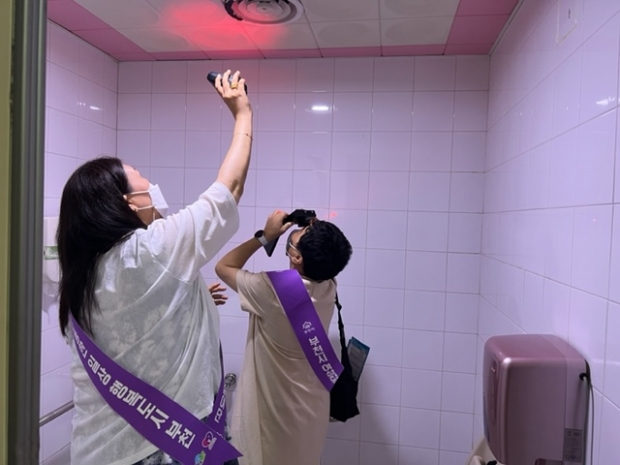 시민참여단이 화장실 안 불법촬영 위험요소를 꼼꼼하게 점검하고 있다.