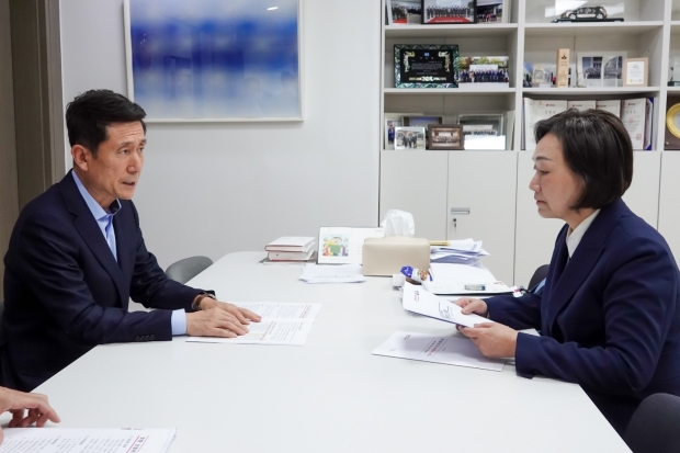 왼쪽부터 이강덕 포항시장, 국민의힘 간사 한무경 의원