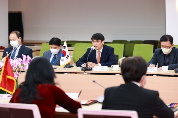 베트남 빈시 대표단을 영접하고 있는 이석범 남양주시 부시장