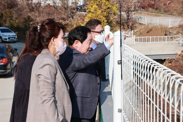 야다국제크리스천스쿨 주변을 살펴보고 있는 주광덕 남양주시장