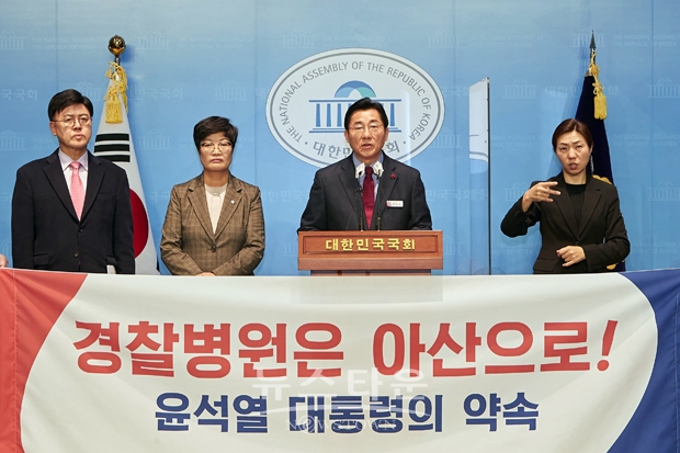 박경귀 아산시장과 이명수 국회의원, 김희영 아산시의회 의장이 11월 22일 국회 소통관에서 대국민 공동 기자회견을 갖고 “국립경찰병원 분원 아산 설립은 대통령 공약사항”이라며 공약 이행을 촉구했다.