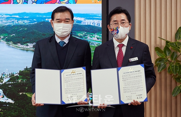아산시와 (재)아산시미래장학회가 지난 11월 23일 시청 시장실에서 청소년들의 바른 성장과 건강을 위한 업무 협약식을 가졌다. 사진) 좌측부터 홍승덕 미래장학회 이사장, 박경귀 아산시장