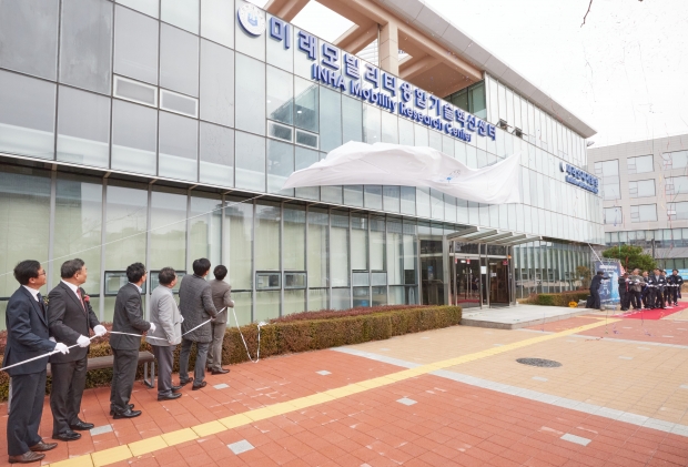 열린 미래 모빌리티 융합기술 혁신센터 개소식에서 참석자들이 제막식을 하고있다.