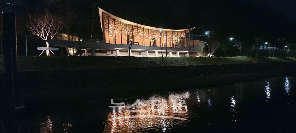 물빛나루쉼터 야간 전경