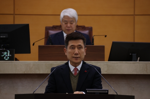 이강덕 포항시장이 8일 제301회 포항시의회 정례회에서 시정연설을 통해 내년도 시정운영 방향을 설명하고 있다.