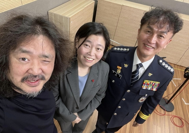 지난 9일 김어준(좌)의 뉴스공장에 출연해 기념촬영을 하는 류삼영(우)/김어준의뉴스공장 SNS