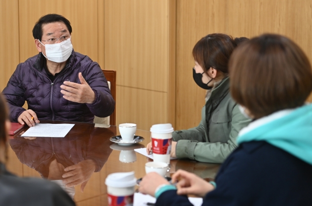 유정복 인천광역시장이 14일 시청 접견실에서 미추홀구 전세 피해대책위원회 관계자들을 면담하고 있다.
