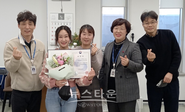 아산시 온양3동에 근무하는 송예원 주무관(사진/좌측 두 번째)이 행복키움추진단 운영 활성화와 지역사회 복지증진에 이바지한 공로를 인정받아 보건복지부 장관 표창을 수상했다.