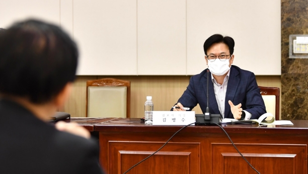 김병수 김포시장이 6일 기획재정부 주관으로 정부서울청사에서 열린 ‘국유재산정책심의위원회’에 직접 참석해 구래·마산동에 미래산업 융복합 클러스터 조성의 필요성을 설명하는 모습이다.